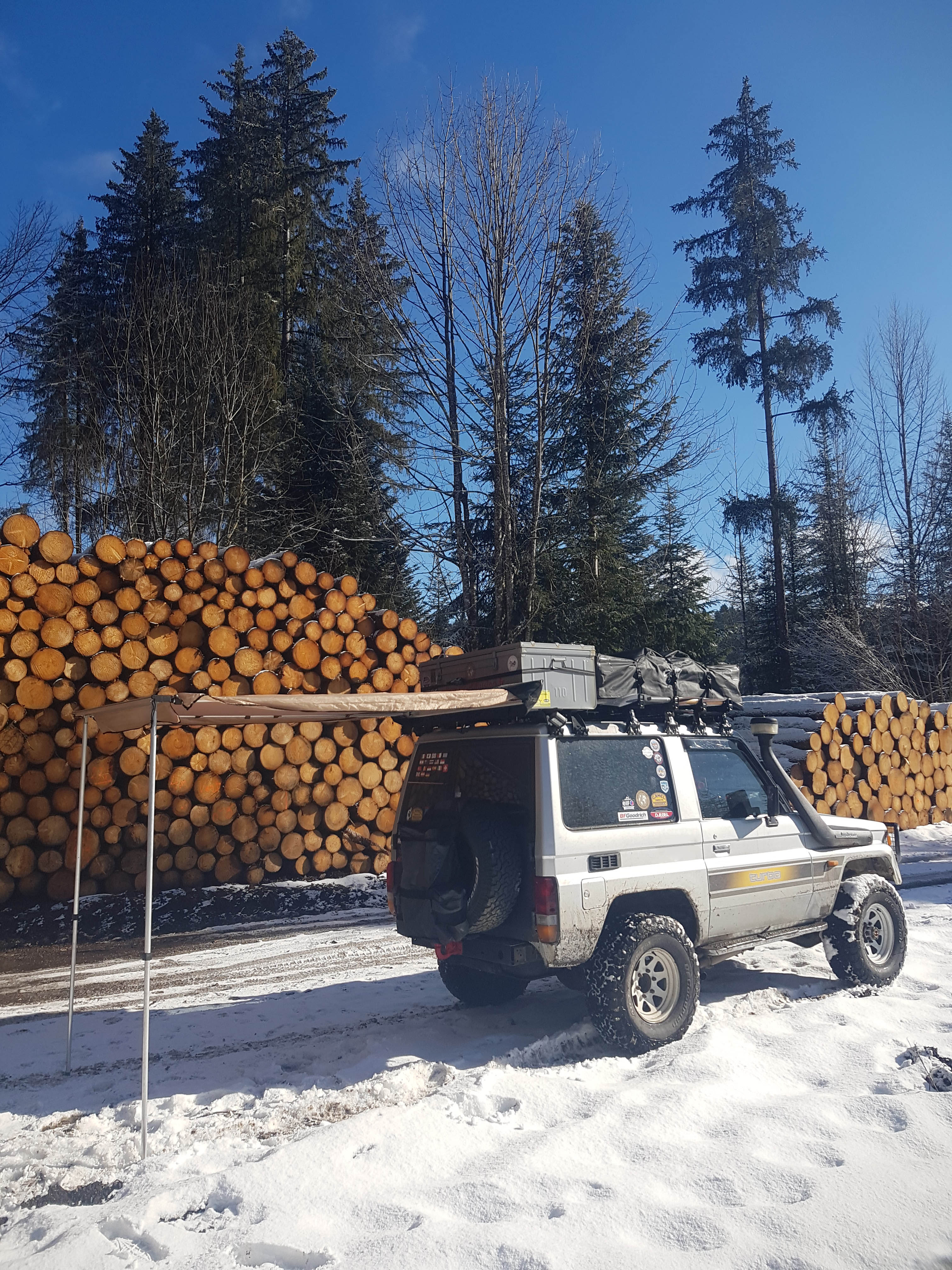 Photo arrière du TOYOTA LAND CRUISER avec un auvent arrière DjebelXtreme